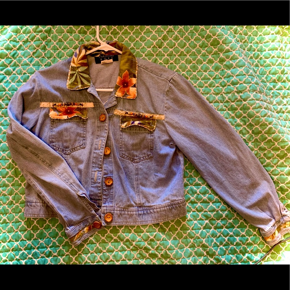 Cropped denim jacket with floral details